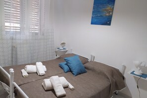 3 bedrooms, iron/ironing board, free WiFi, bed sheets - The House of Artists 2 (Realmonte)