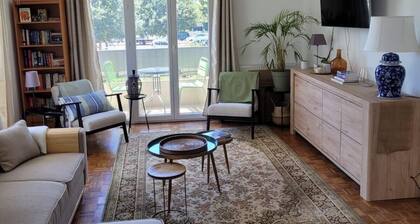 Large bright apartment - beside park.