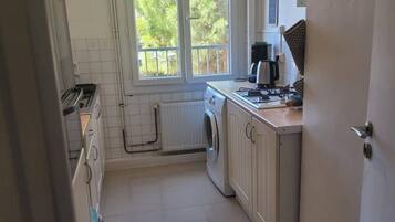 Réfrigérateur, micro-ondes, four, cafetiÚre/bouilloire