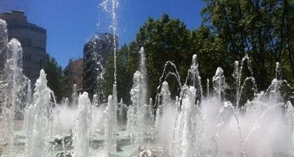 Large bright apartment - beside park.