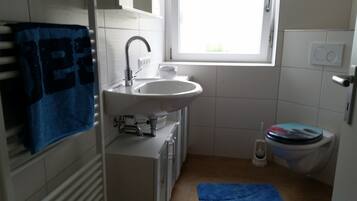 Dusche, Haartrockner, Toilettenpapier