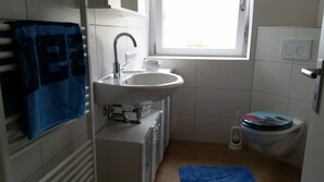 Dusche, Haartrockner, Toilettenpapier