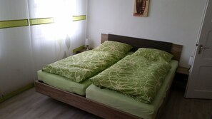 2 Schlafzimmer, Reisekinderbett, kostenloses WLAN