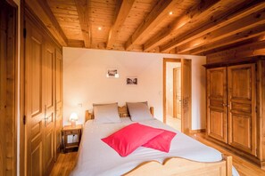 5 bedrooms, iron/ironing board, WiFi, bed sheets