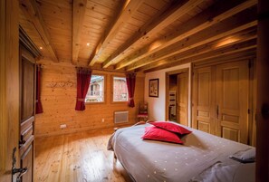 5 bedrooms, iron/ironing board, WiFi, bed sheets