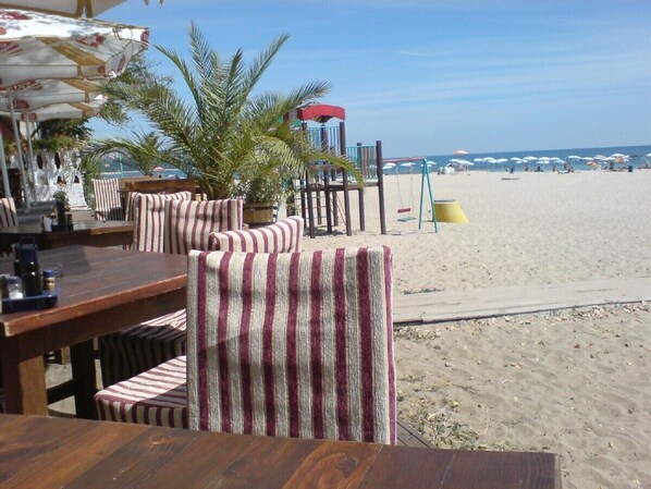 Aurinkotuoleja, rantapyyhkeitä