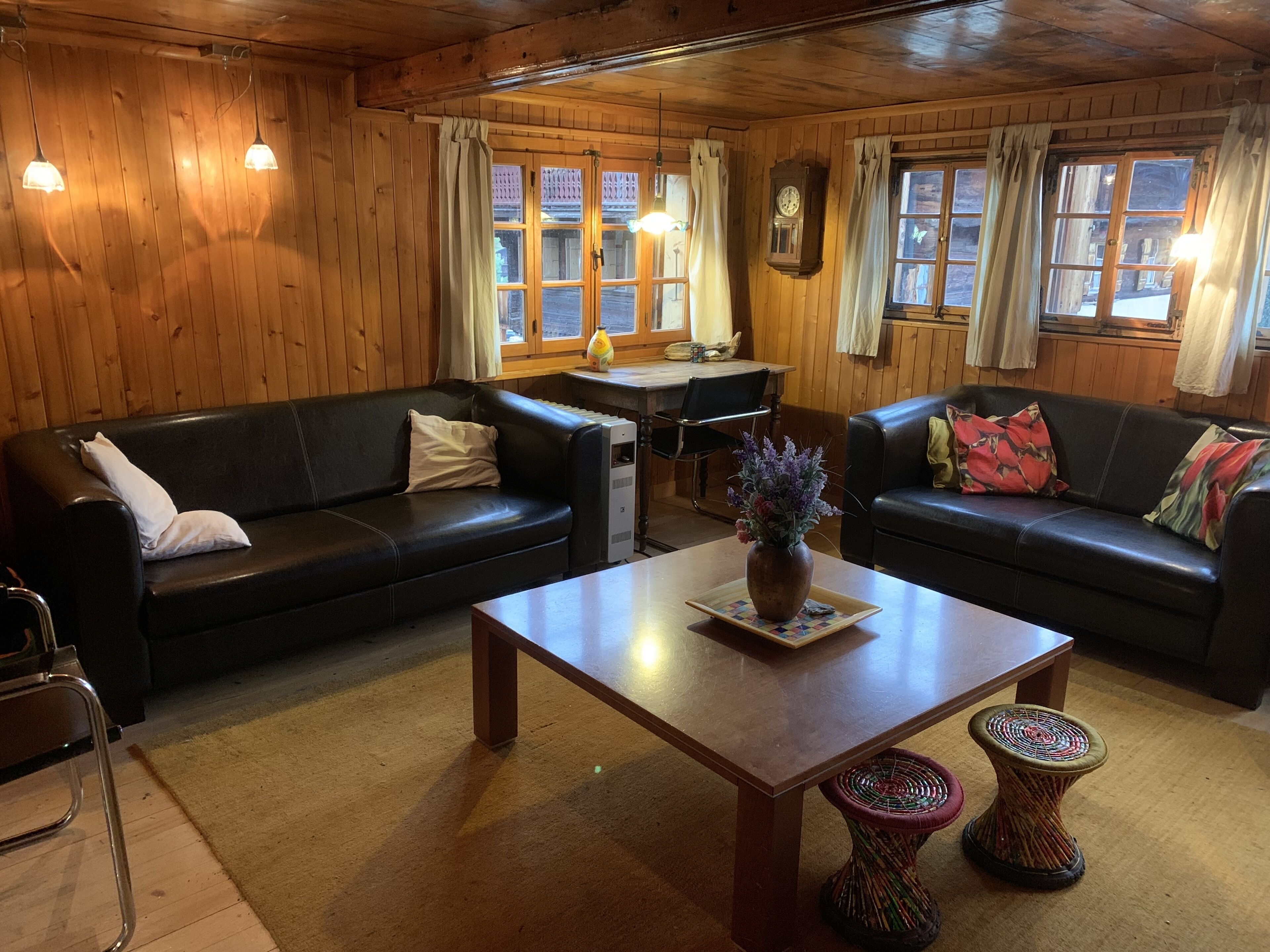 智能電視、壁爐、書籍、音響