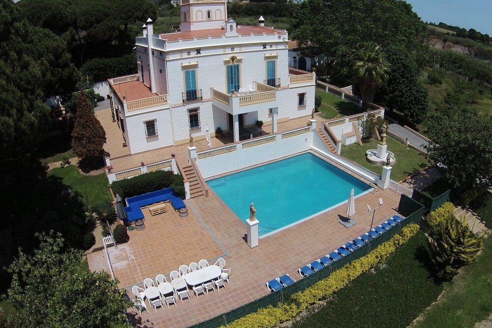Tourist villa with a lot of personality and privacy. Pool, garden, barbecue