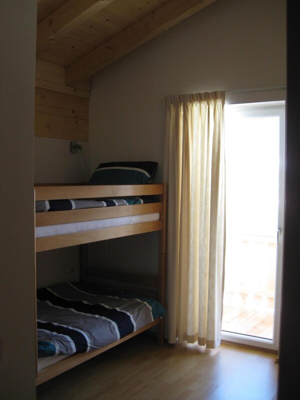5 bedrooms, iron/ironing board, WiFi, bed sheets