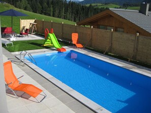 Una piscina al aire libre, una piscina climatizada