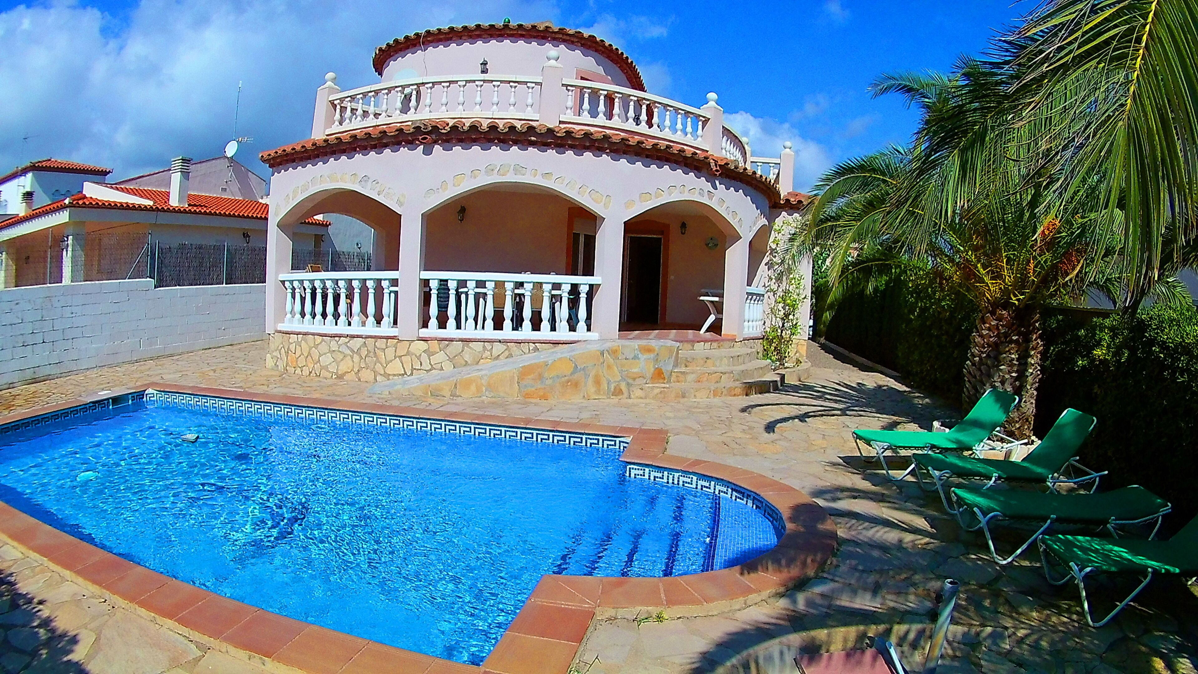 Villa Manuela with air conditioning and up to 12 people. Pool 10x5m.