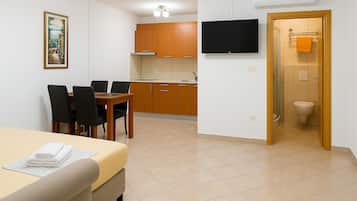 1 slaapkamer, een kluis op de kamer, een strijkplank/strijkijzer, wifi