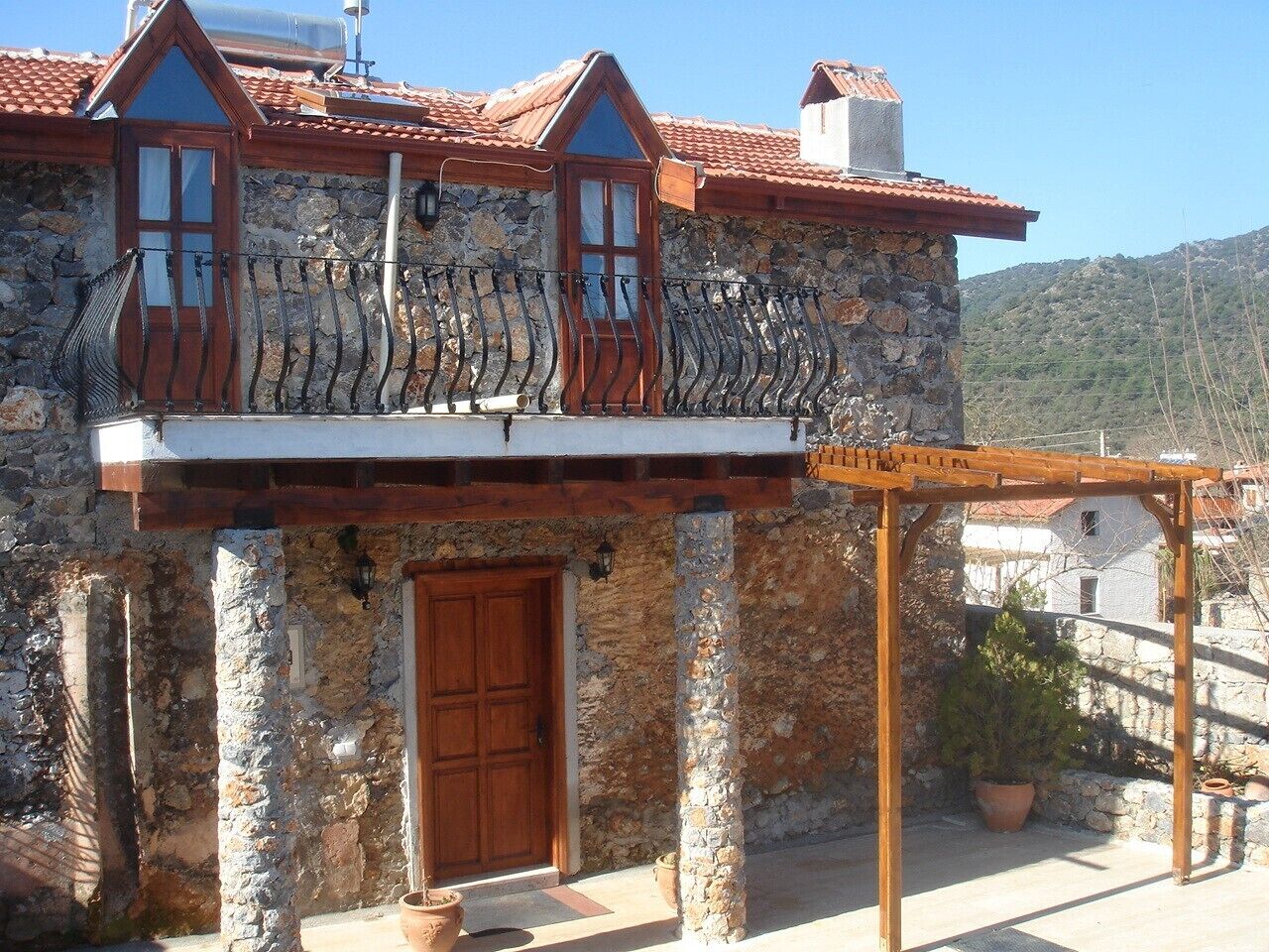Ilkim Ev - Sample life in a traditional but modernised simple Turkish cottage