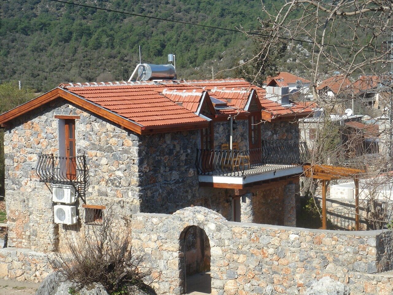 Ilkim Ev - Sample life in a traditional but modernised simple Turkish cottage