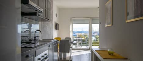 Fridge, oven, stovetop, dishwasher