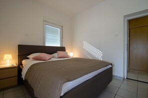 2 bedrooms, WiFi, bed sheets - Apartment with 2 bedrooms, terrace with sea view, right on the beach (Betina)