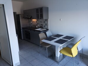 Dining - Apartment with 2 bedrooms, terrace with sea view, right on the beach (Betina)