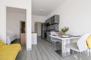 Dining - Apartment with 2 bedrooms, terrace with sea view, right on the beach (Betina)