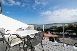 Outdoor dining - Apartment with 2 bedrooms, terrace with sea view, right on the beach (Betina)