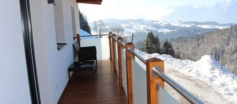 山を見下ろすアパートメント