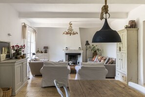 Smart TV, fireplace, DVD player, ping pong