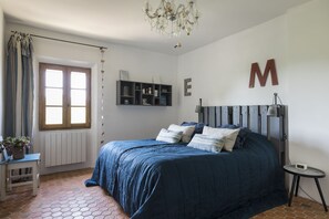 5 bedrooms, desk, iron/ironing board, travel cot - Charming, luxurious house in Cotignac for 8 p with pool surrounded by vineyards (Cotignac)