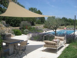 Outdoor dining - Charming, luxurious house in Cotignac for 8 p with pool surrounded by vineyards (Cotignac)