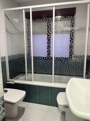 Bañera, secador de pelo, toallas y papel higiénico