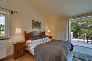 5 chambres, coffre-fort, bureau, fer et planche à repasser