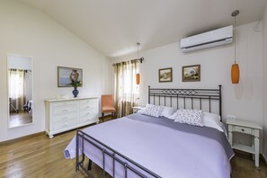 5 chambres, coffre-fort, bureau, fer et planche à repasser