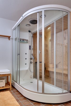 Duschwanne, Haartrockner, Bidet, Handtücher