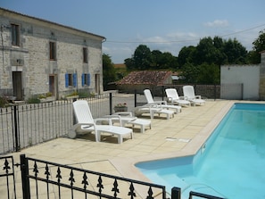 Pool - Spacious lovingly restored farmers cottage with pool, convenient location (Charente-Maritime)