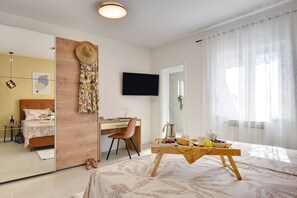 4 bedrooms, iron/ironing board, WiFi, bed sheets