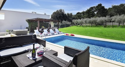 Schöne****Villa mit beheiztem Pool, Jacuzzi, Grill, Fitness,1,5km vom Meer, WiFi