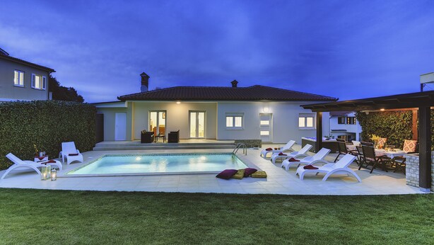 A modern house with a swimming pool, outdoor seating, and a well-maintained lawn. - Beautiful **** villa with heated pool, summer kitchen, WiFi, grill, fitness, 1.5 km from the sea (Pula)