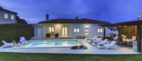 حمّام سباحة مُدفَّأ