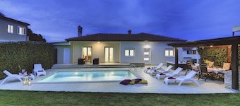 Beautiful **** villa with heated pool, summer kitchen, WiFi, grill, fitness, 1.5 km from the sea