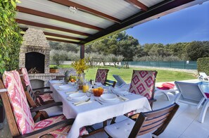 Outdoor dining - Beautiful **** villa with heated pool, summer kitchen, WiFi, grill, fitness, 1.5 km from the sea (Pula)