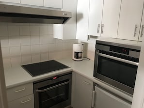Fridge, microwave, oven, stovetop - Residence / holiday apartment (Knokke-Heist)