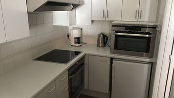 Geladeira, micro-ondas, fogão, cooktop