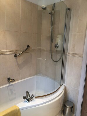 Ensemble douche/baignoire, serviettes fournies, savon, shampoing
