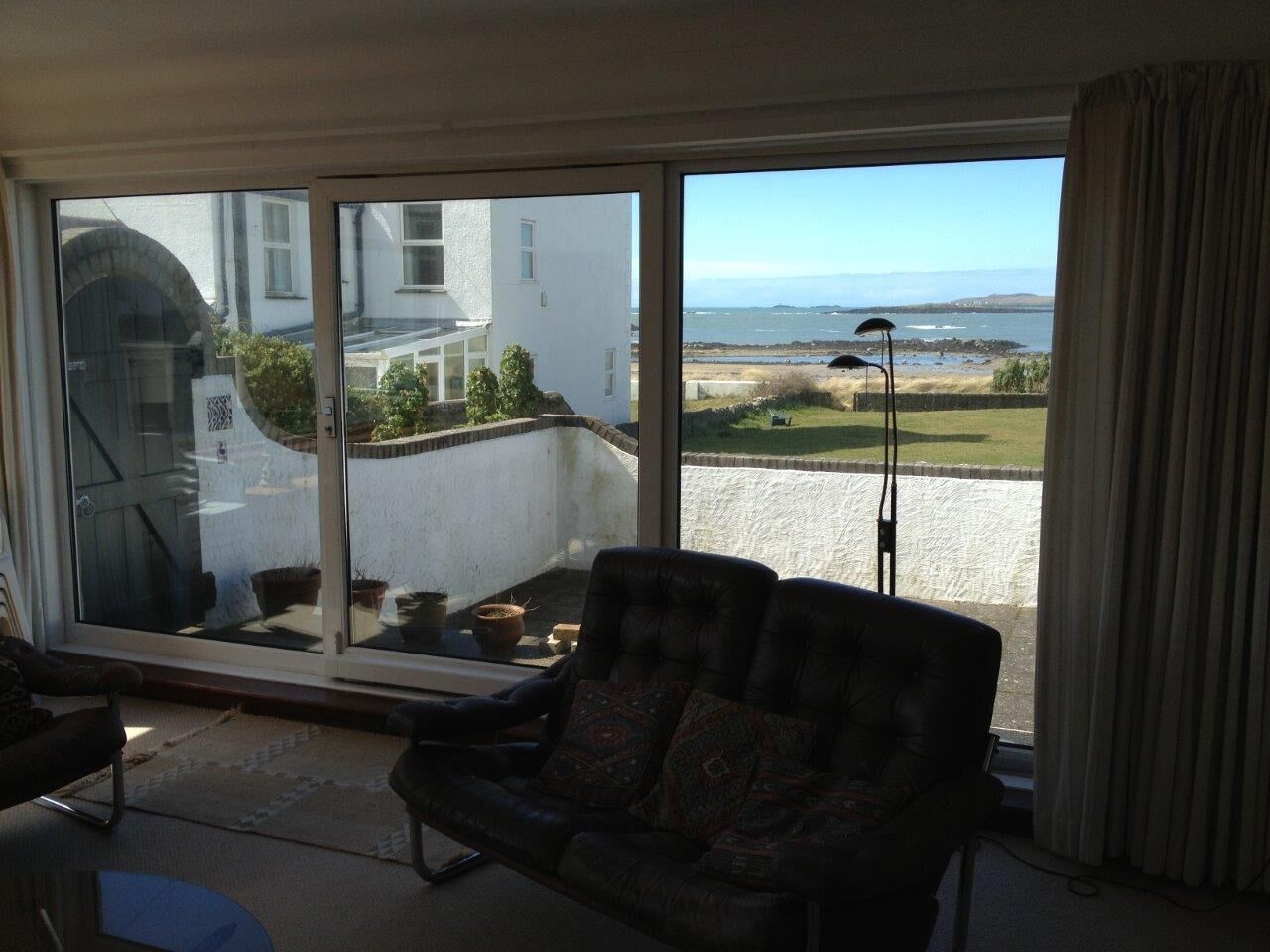 Tv, pejs, dvd-afspiller, bøger