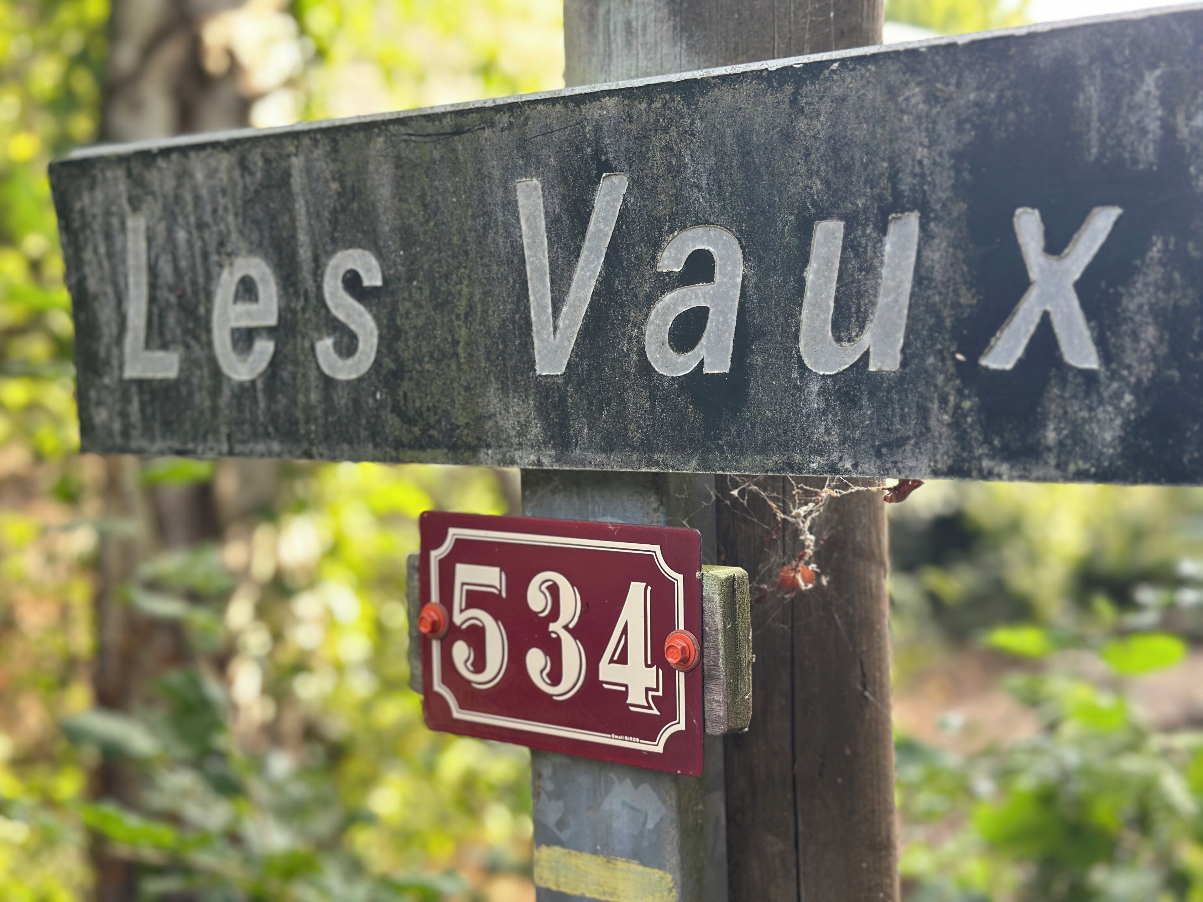 A street sign with 'Les Vaux' and a smaller sign below it with the number '534'.