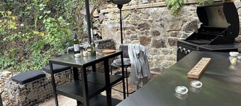 Suuri maaseutu ranskalainen kivimökki Mökki vieressä joen laajat puutarhat