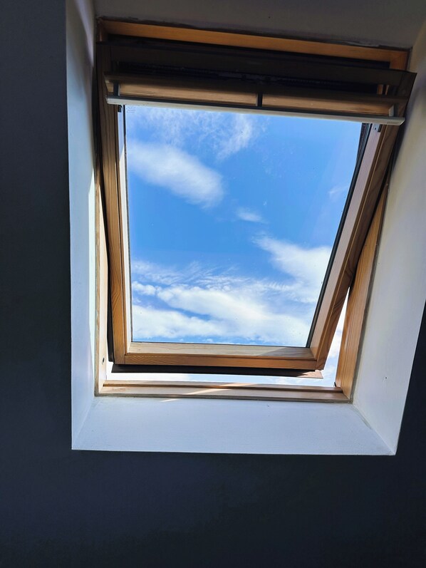 A skylight window with a clear view of the sky. - Riverside cottage with sauna- Orne, Normandy. (Saint-Pierre-D'entremont)