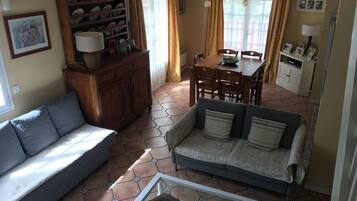 TV, fireplace, table tennis, books