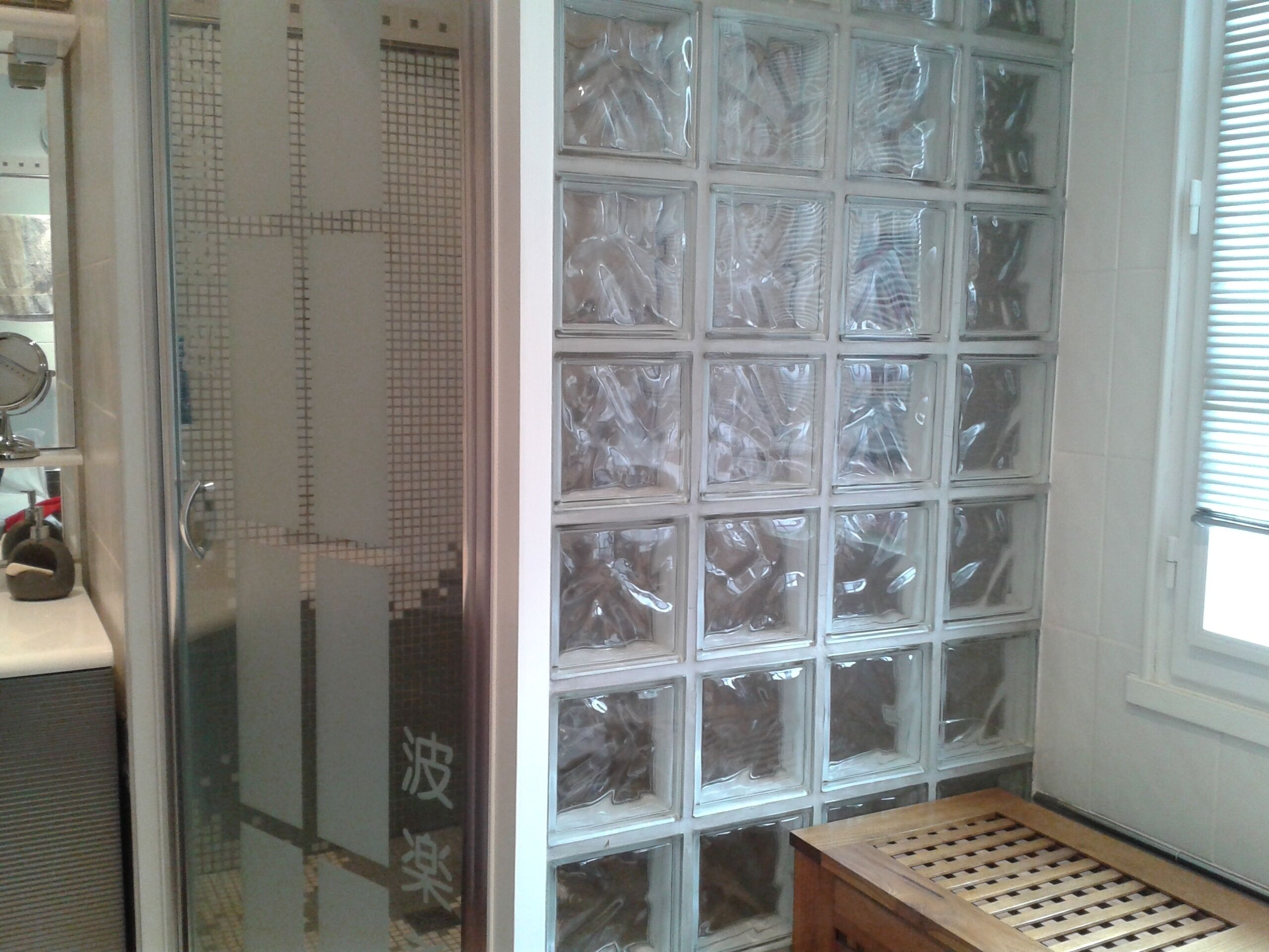 Baignoire, sèche-cheveux, serviettes fournies