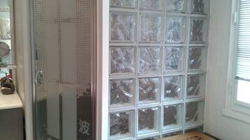 Baignoire, sĂšche-cheveux, serviettes fournies