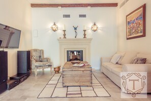 TV, fireplace, offices - Seafront Villa TOMA 1865 (Kotor)