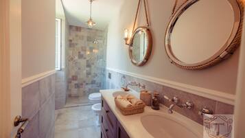 Combined shower/tub, hair dryer, bidet, towels
